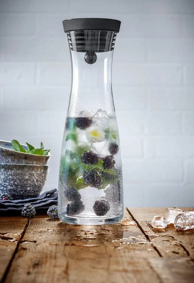 WMF Wasserkaraffe Basic 1l mit Sieb und Close-Up-Verschluss Schwarz/Transparent