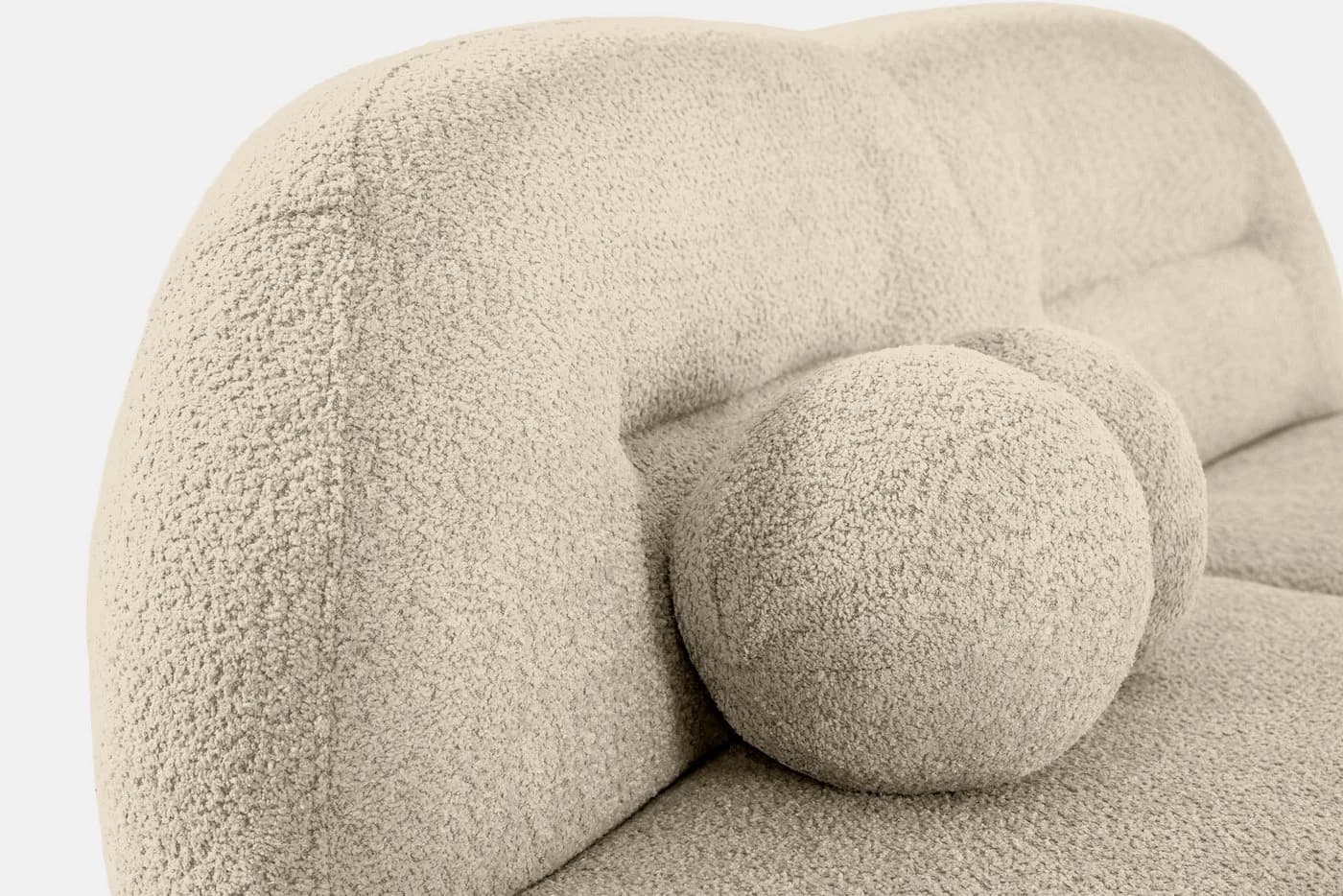 KONSIMO Sofa MALVE 3-Sitzer Couch in Bouclé hellbeige mit Dekokissen - Bild 4