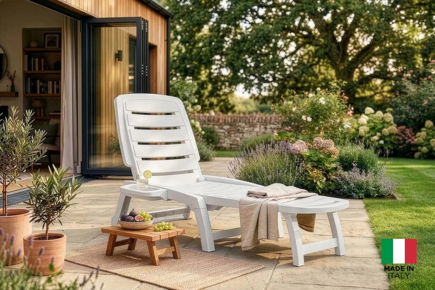 KONSIMO® Gartenliege BURRA Sonnenliege Weiß Verstellbare Rückenlehne Klappbar