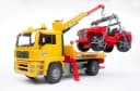 Bruder MAN TGA Abschlepp-LKW mit Geländewagen 26 cm Bild 5