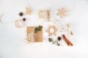 Weihnachtliches Bastelset mit Holzperlen und Kordel Bild 3