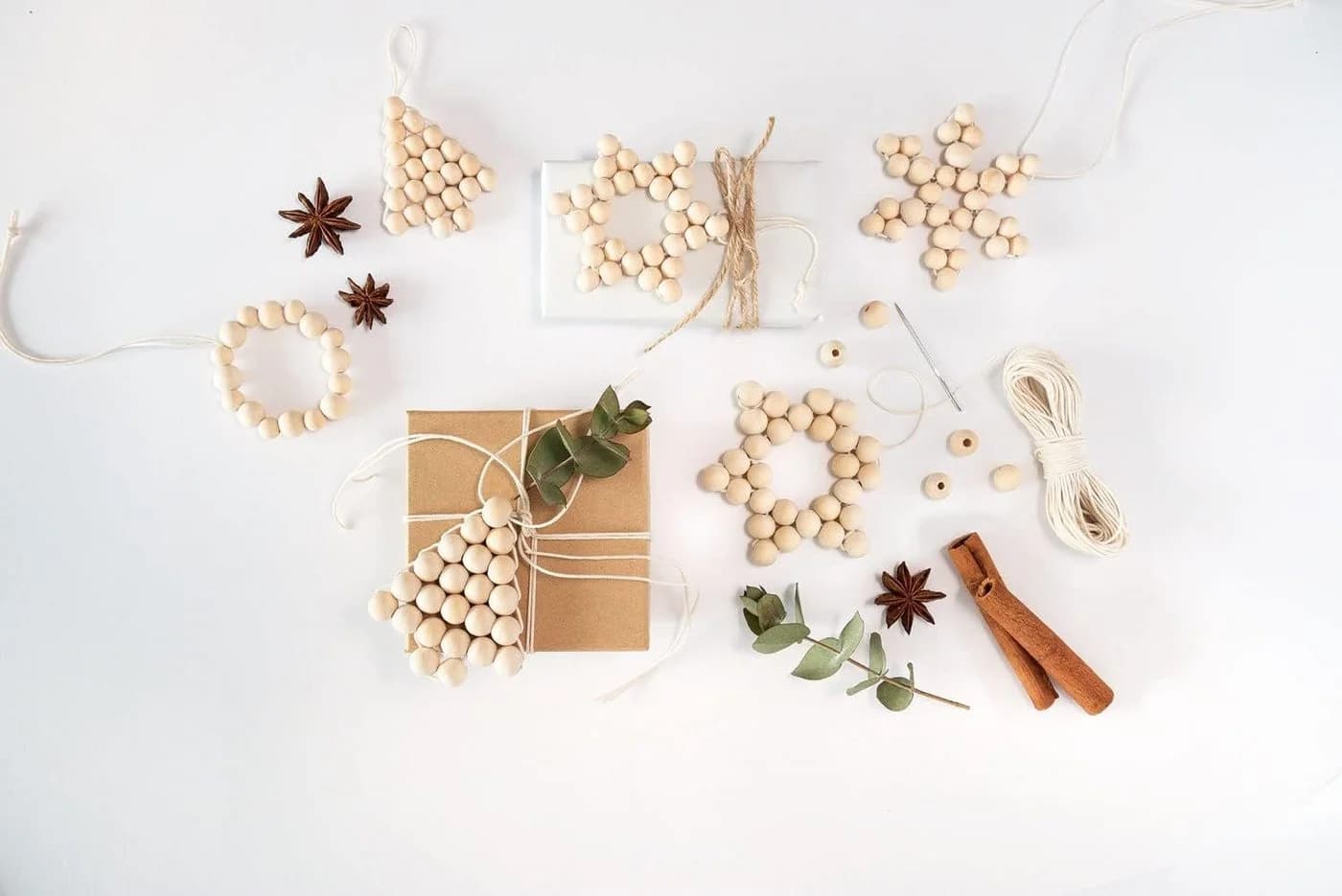 Weihnachtliches Bastelset mit Holzperlen und Kordel - Bild 3