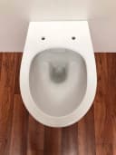 ADOB Tiefspül-WC weiß spülrandlos wandhängend Bild 1