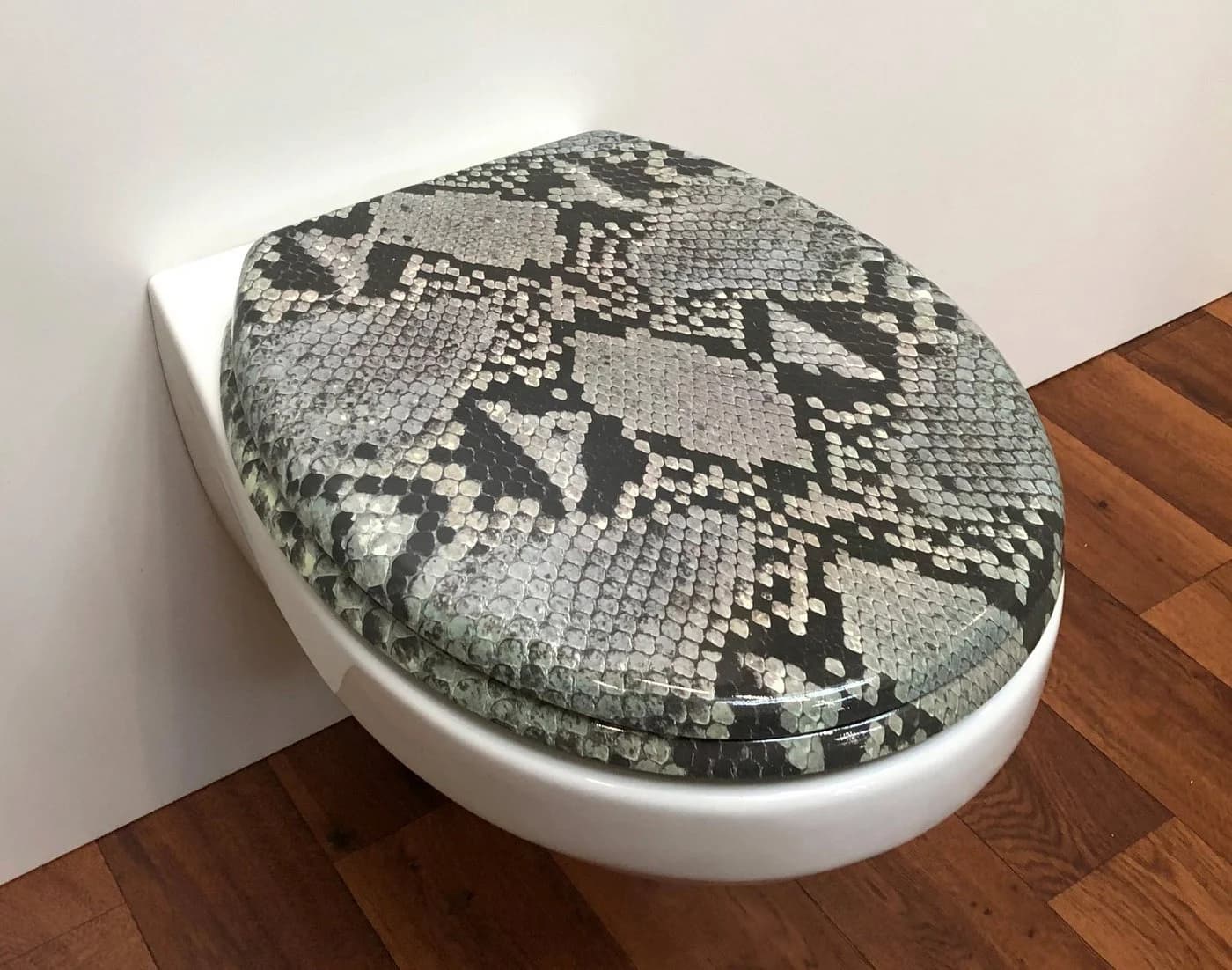 WC-Sitz ADOB Schlangenoptik Bunt Hochglanz mit verchromten Scharnieren