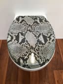 WC-Sitz ADOB Schlangenoptik Bunt Hochglanz mit verchromten Scharnieren Bild 3