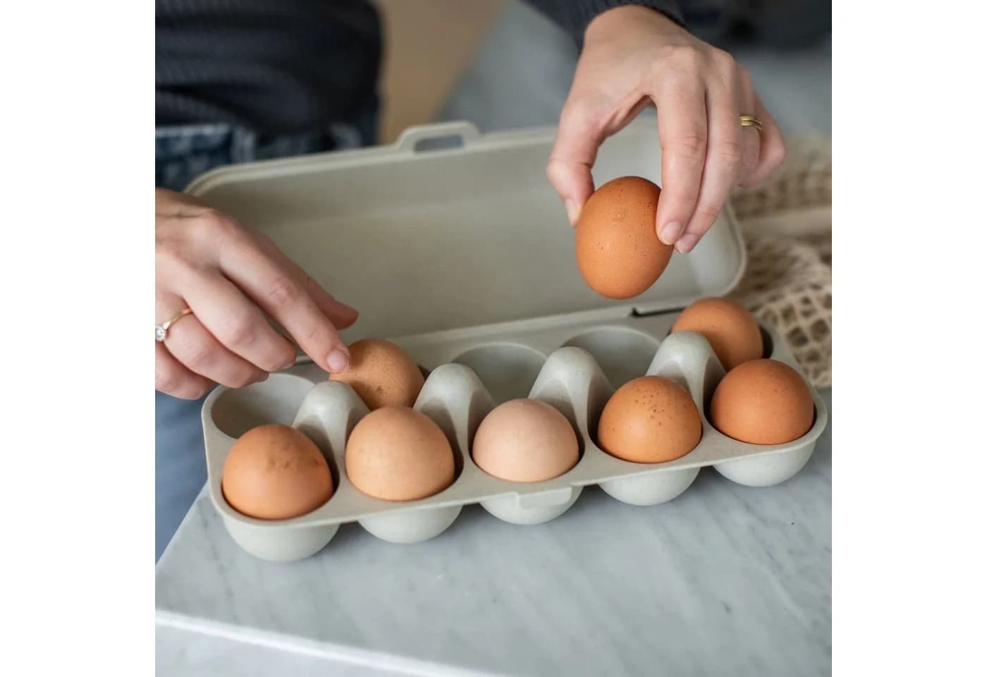 KOZIOL Eierkorb Eggs To Go Beige Kunststoff - Bild 3
