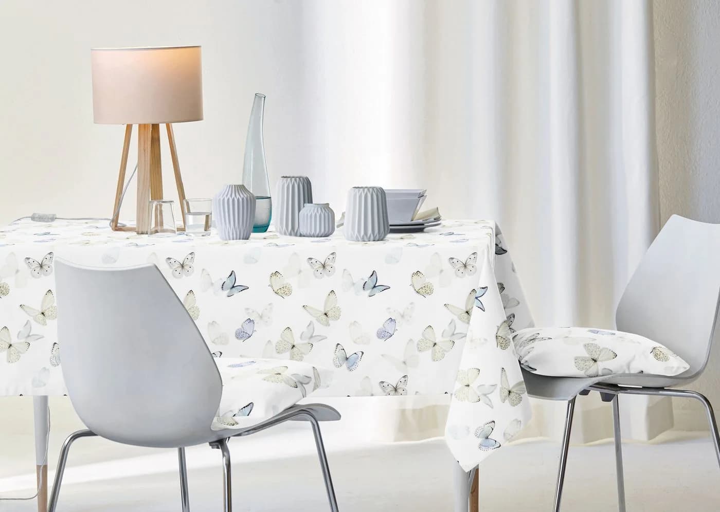 Tischdecke APELT Schmetterlings-All-over Weiß/Natur/Zartes Blau
