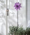 Dehner Gartenstecker Blume Lila mit Windspiel Bild 1