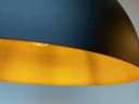 Pendelleuchte LEITUNG Metall Sandschwarz Innen Goldfarben Bild 5