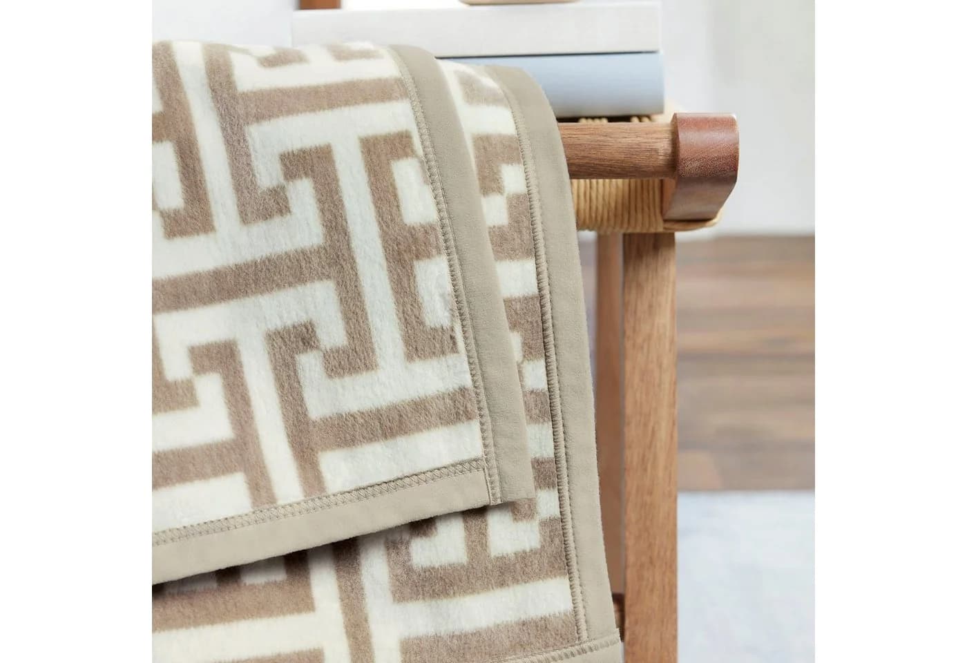 IBENA Wohndecke Jacquard Cambridge Beige/Weiß Labyrinth-Monogramm - Bild 3