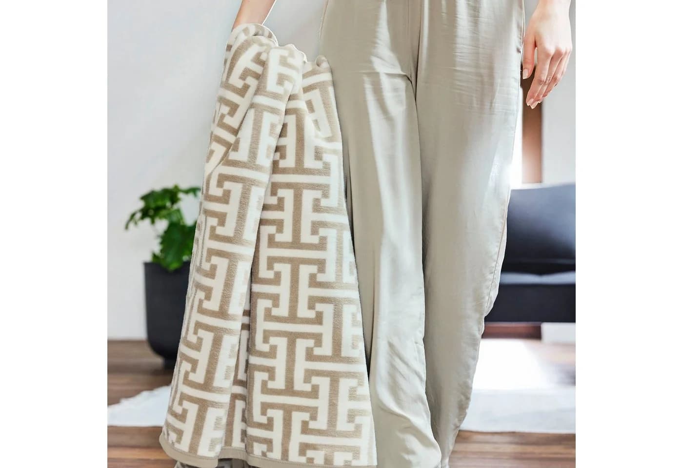 IBENA Wohndecke Jacquard Cambridge Beige/Weiß Labyrinth-Monogramm - Bild 5