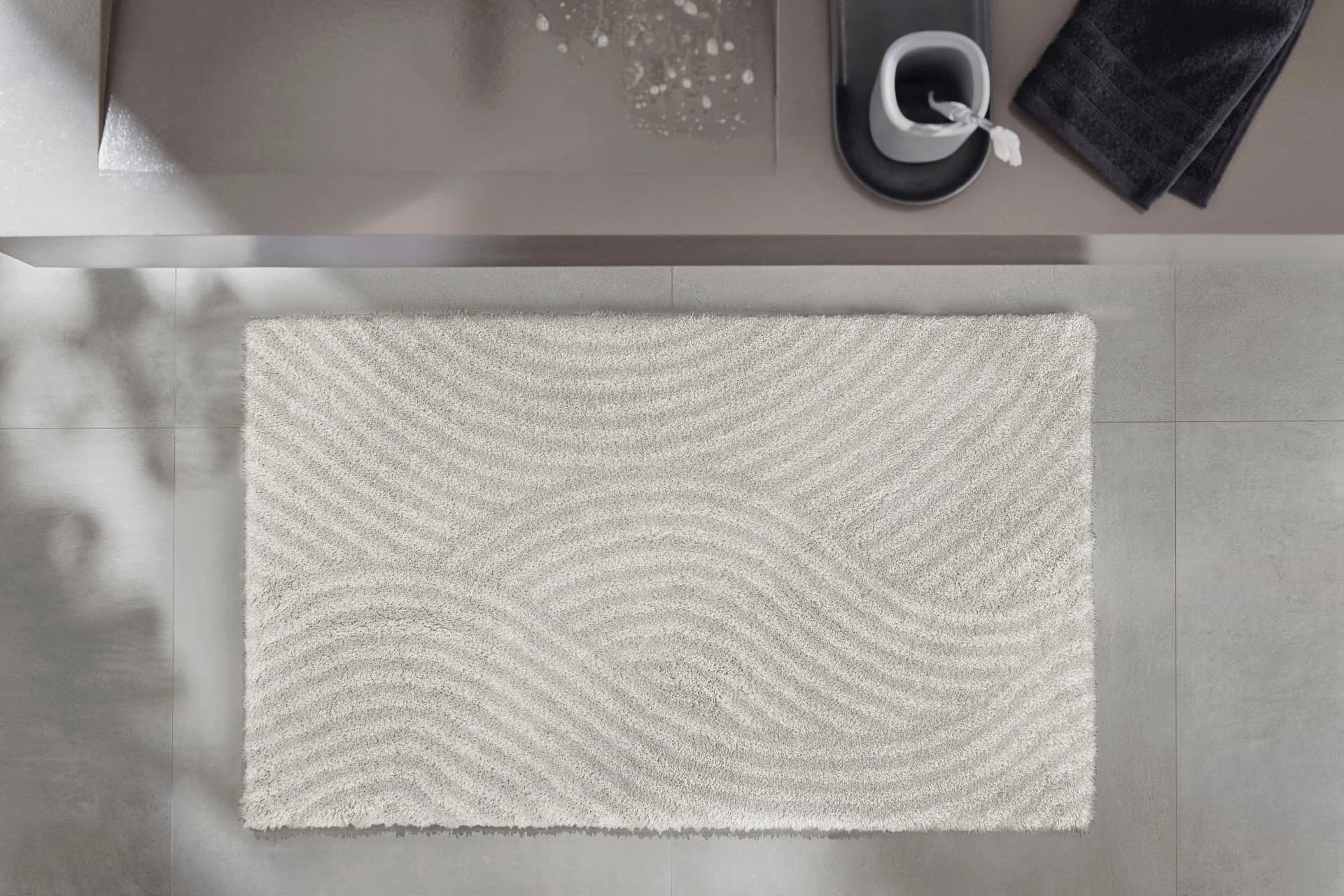Kleine Wolke Badematte Calma Grau Wellen-Design Polyacryl