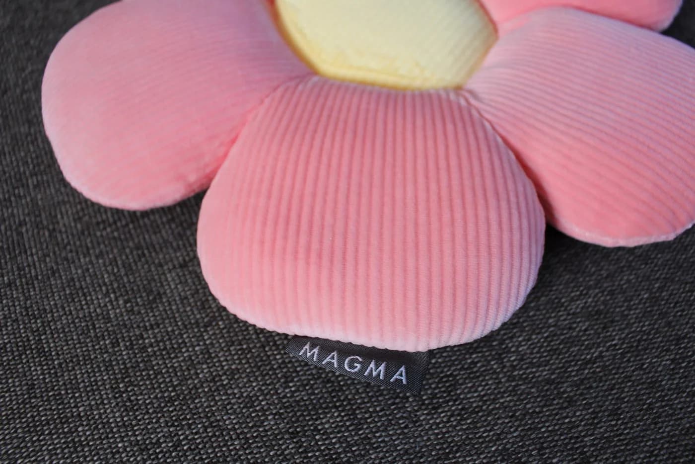 Magma Heimtex Blumen-Formkissen Minnie Cordsamt - Bild 3