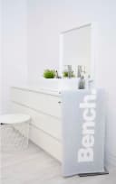 Bench. Strandtuch Grau Samt mit Schriftzug Bild 1