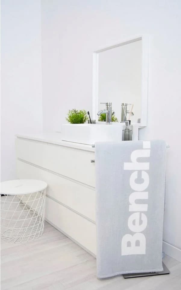 Bench. Strandtuch Grau Samt mit Schriftzug