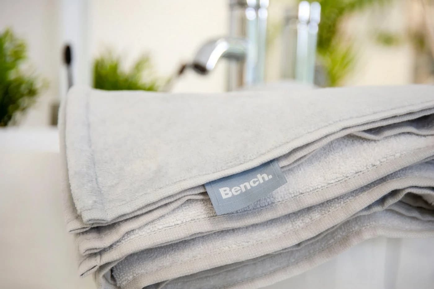 Bench. Strandtuch Grau Samt mit Schriftzug - Bild 2