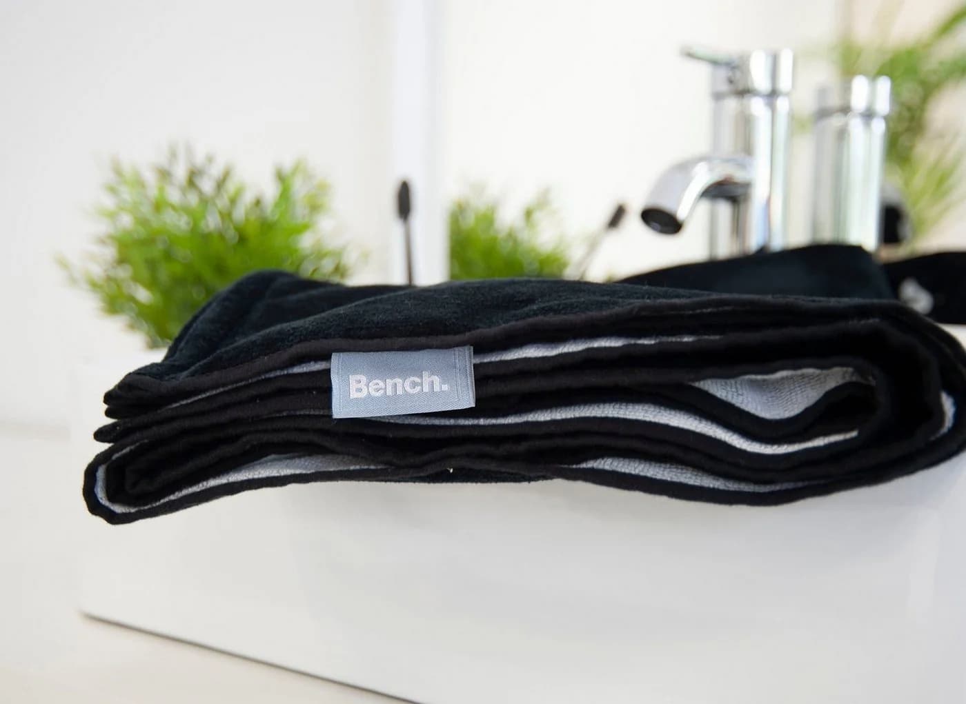 Bench Strandtuch Velours Schwarz mit dekorativem Bench Schriftzug