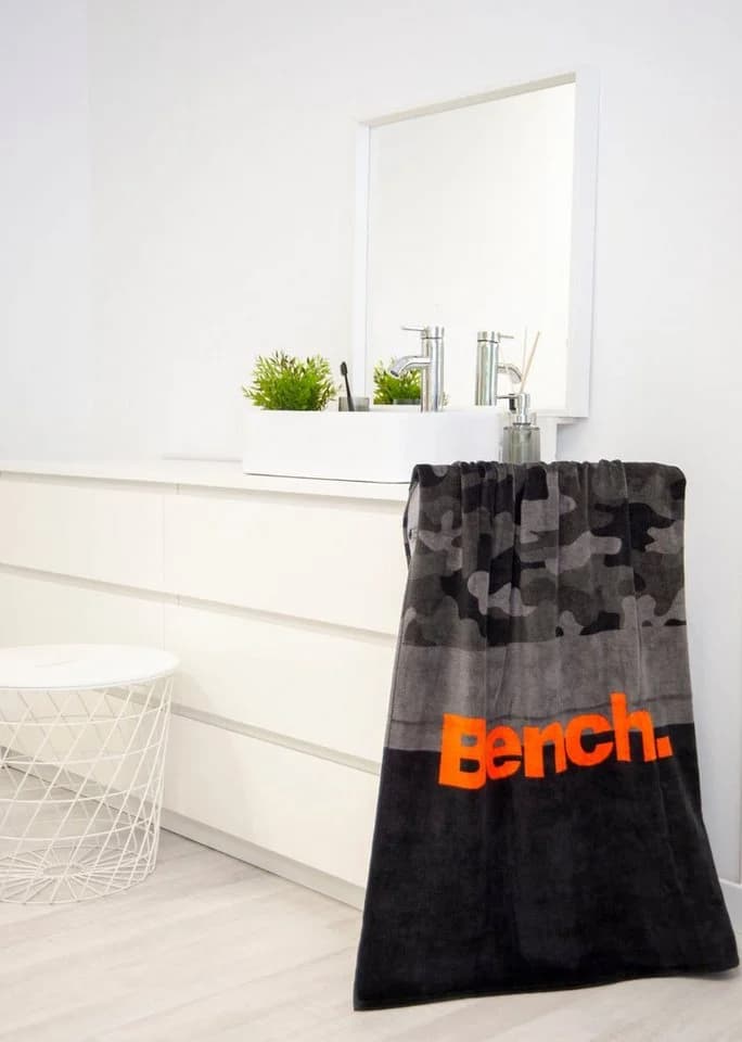 Bench Strandtuch Velours Grau mit "Bench" Schriftzug - Bild 3