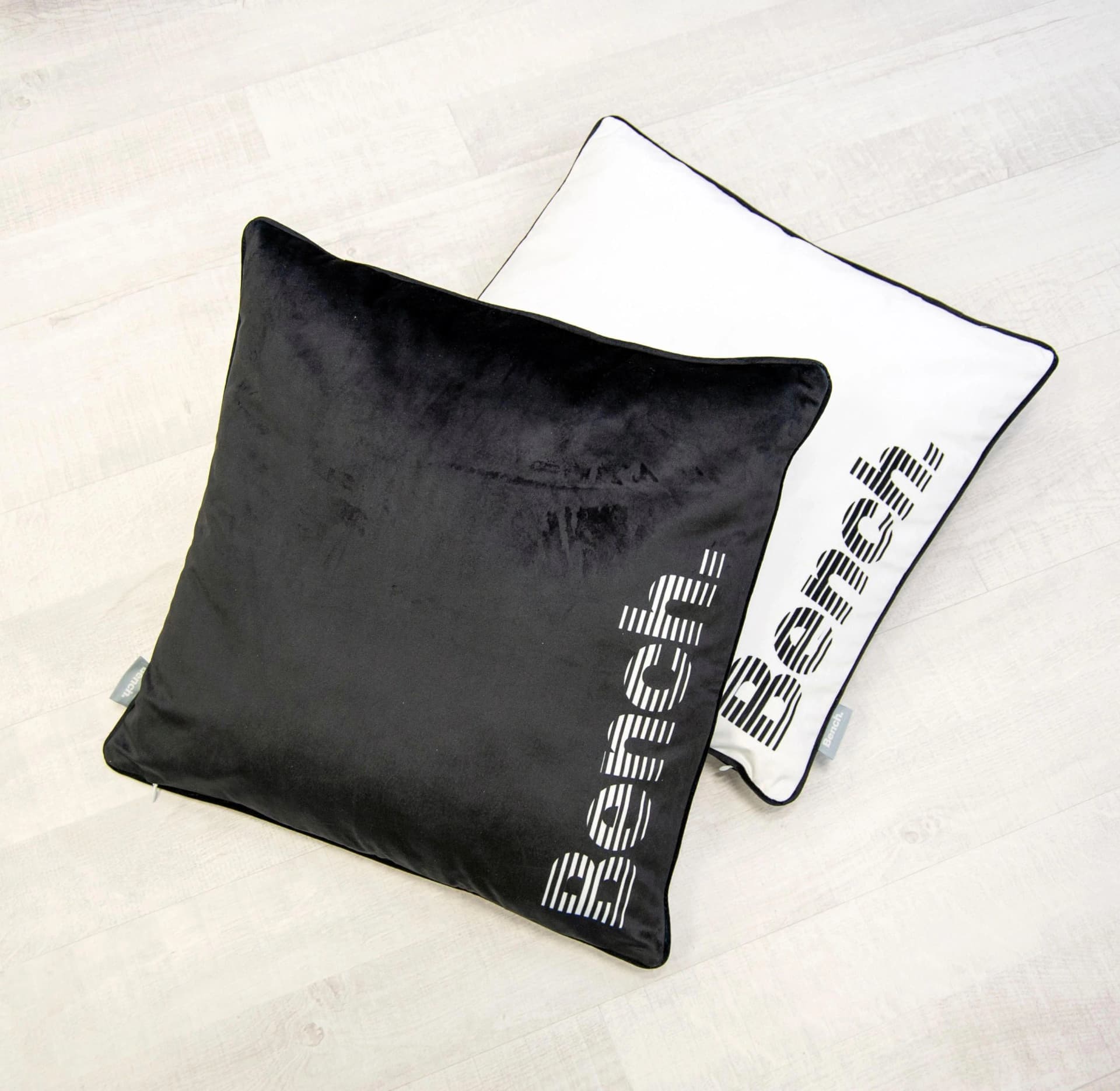 Bench. Dekokissen Schwarz Wendekissen 50x50 cm Polyester