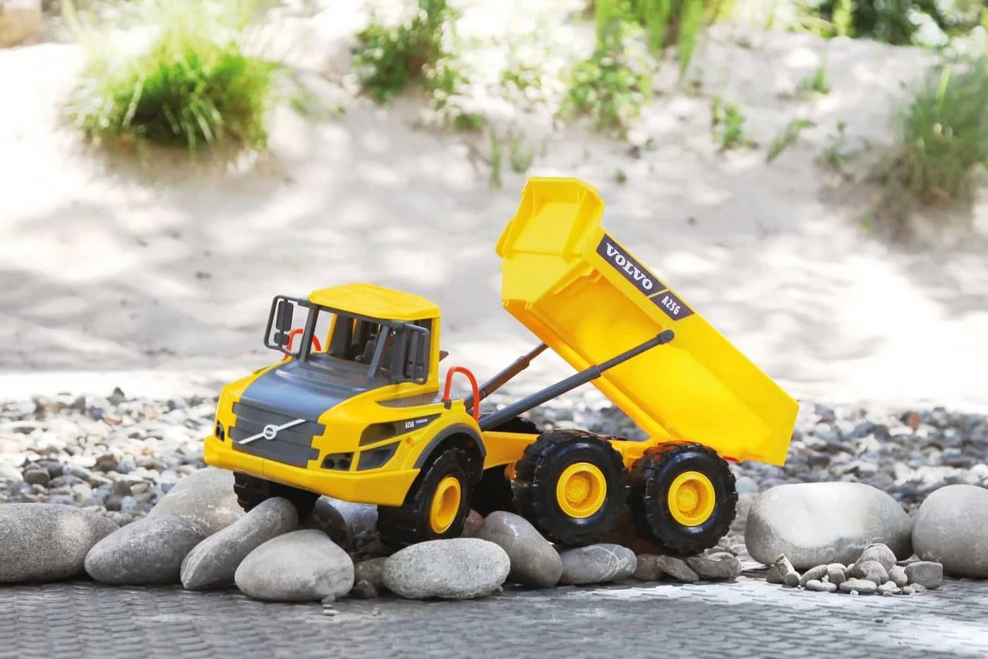 LENA® Spielzeug-Kipper WORXX Volvo A25G 3-Achser Gelb - Bild 4