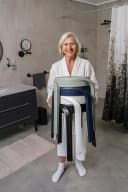 Ridder Duschklappsitz Stan hellgrün mit rutschfesten Füßen Bild 3