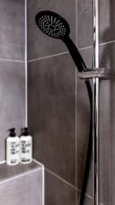 WENKO Handbrause Young Schwarz 5 Strahlarten ABS Bild 1
