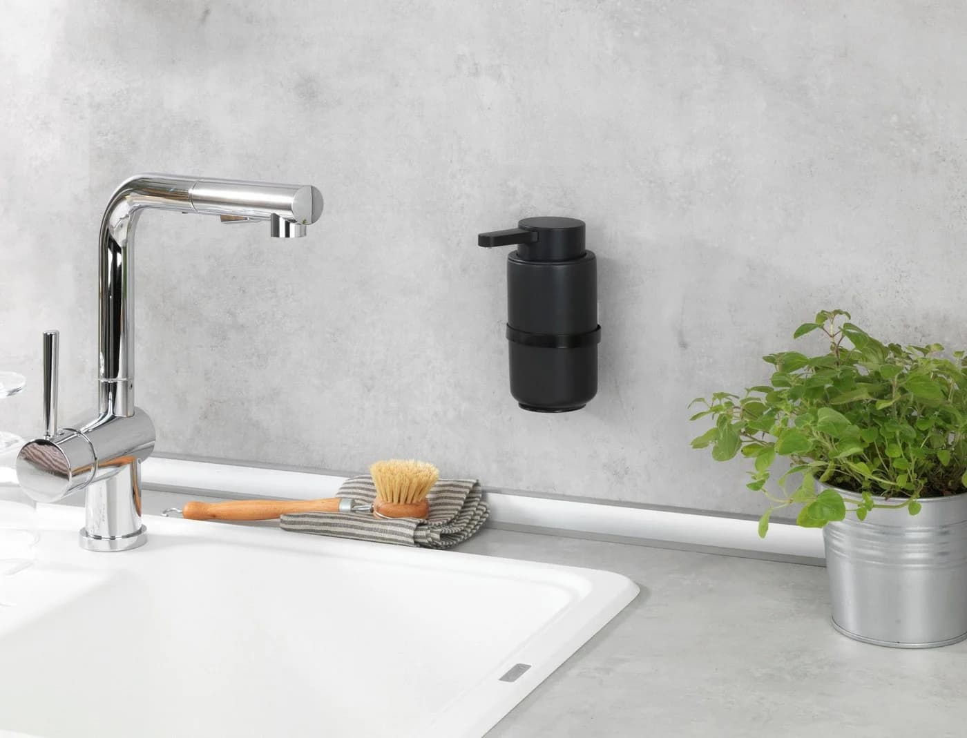 WENKO Seifenspender Woya Schwarz Keramik 250ml Wandmontage