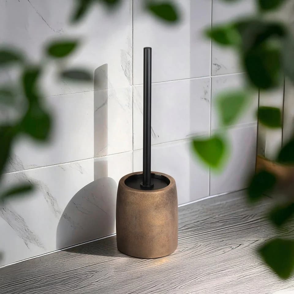 Luxuriöse WC-Garnitur aus Keramik, Kunststoff und Edelstahl