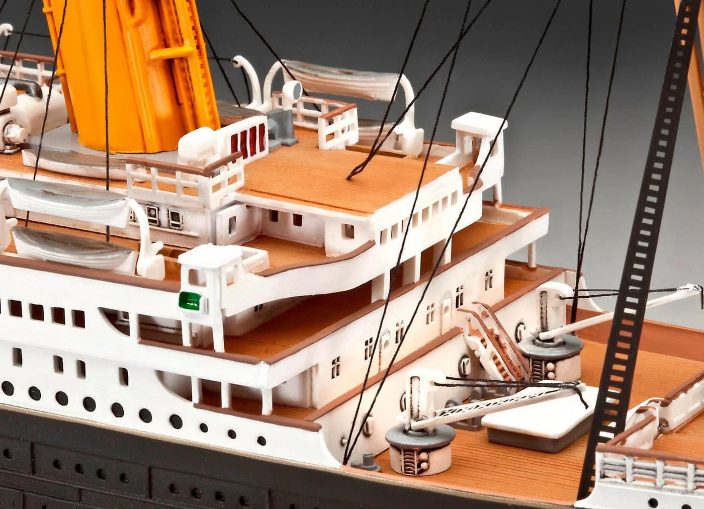 Revell® Modellbausatz Geschenkset 100 Jahre R.M.S. Titanic 1:400 - Bild 3