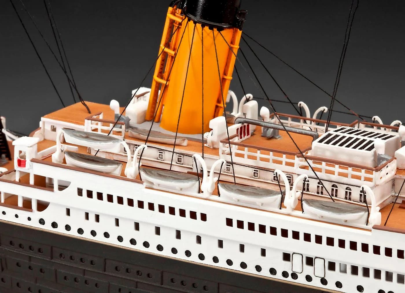 Revell® Modellbausatz Geschenkset 100 Jahre R.M.S. Titanic 1:400 - Bild 4