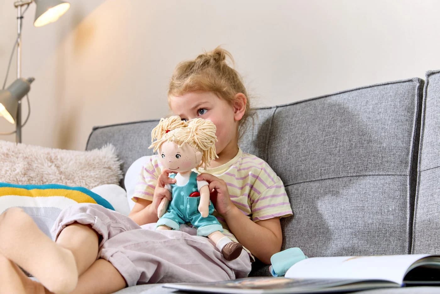 Haba Stoffpuppe Tilli - Bunt mit Kleidung zum An- und Ausziehen - Bild 4