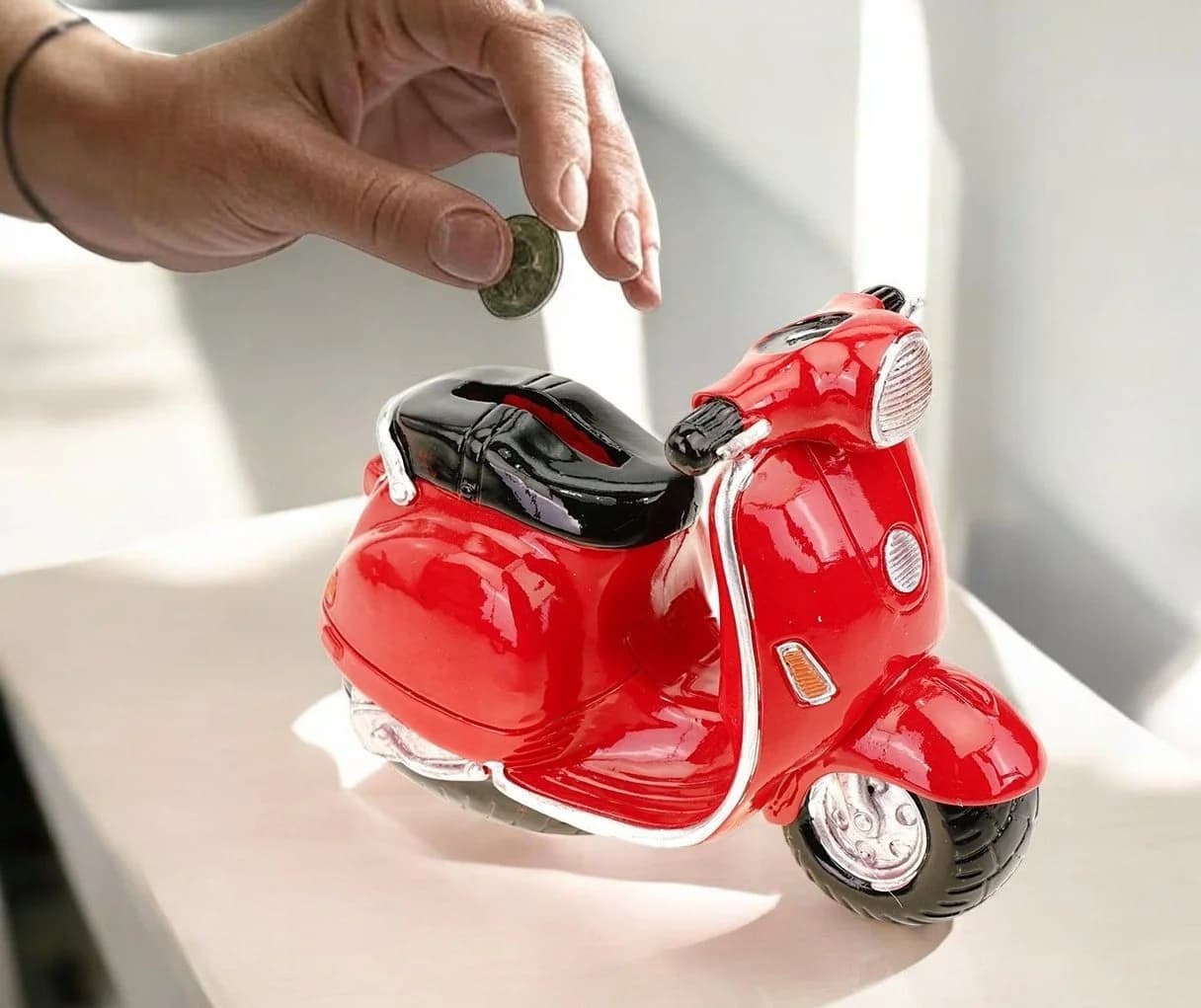 Kremers Schatzkiste Motorroller-Spardose Rot Handbemalt - Bild 3