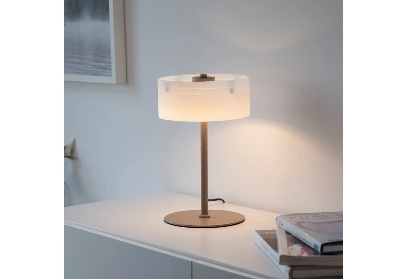 Moderne LED Tischleuchte aus Glas und Sand