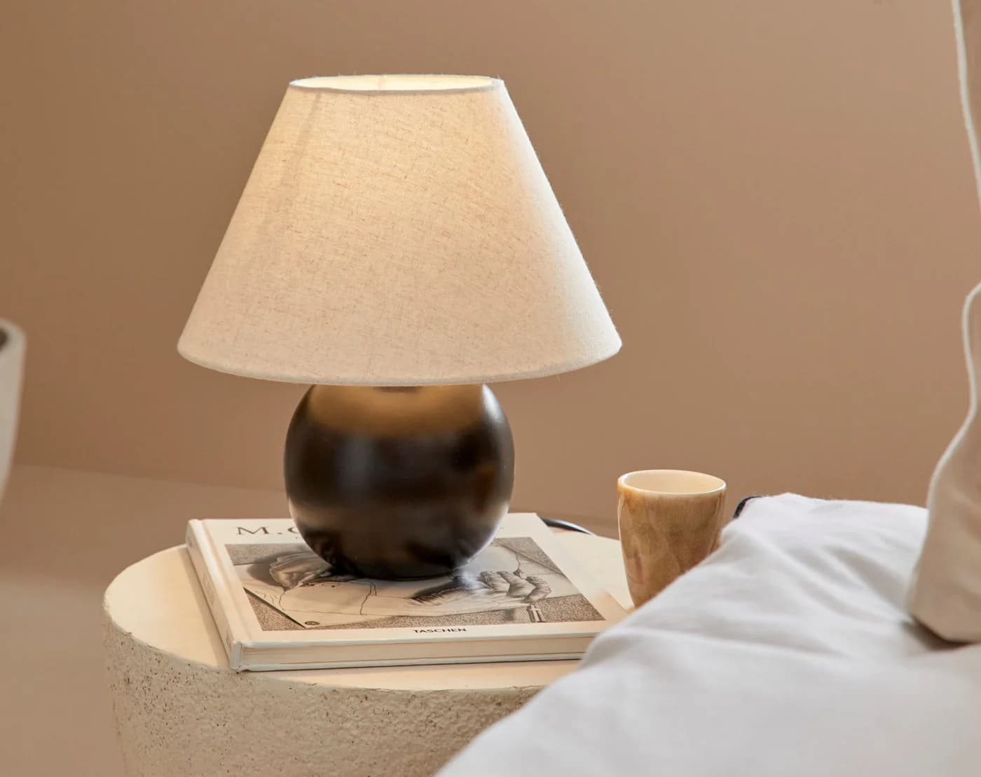 LEGER HOME Amara Tischlampe Schwarz Matt Keramik Stoffschirm - Bild 3