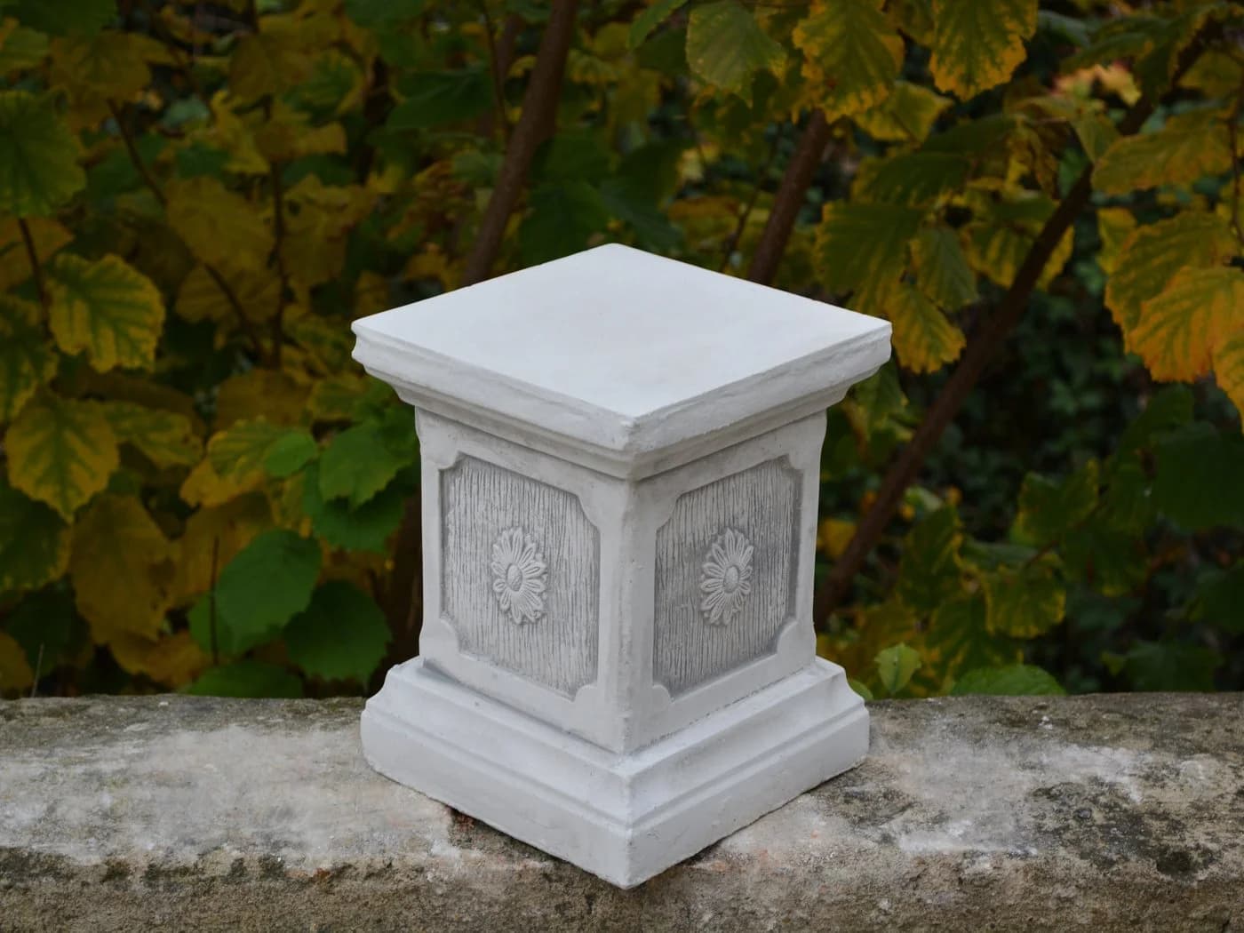 gartendekoparadies.de Gartensockel Podest mit Blumen-Motiv Grau - Bild 5