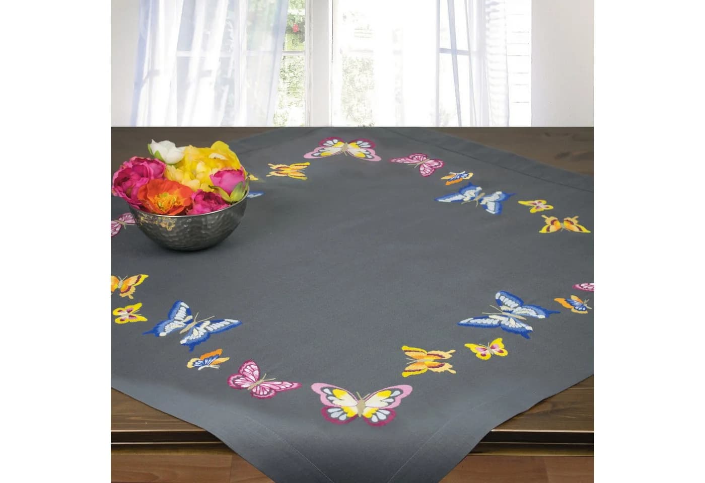 Delindo Lifestyle Kreativset Handarbeits-Stickpackung Spannstich Schmetterlinge Grau