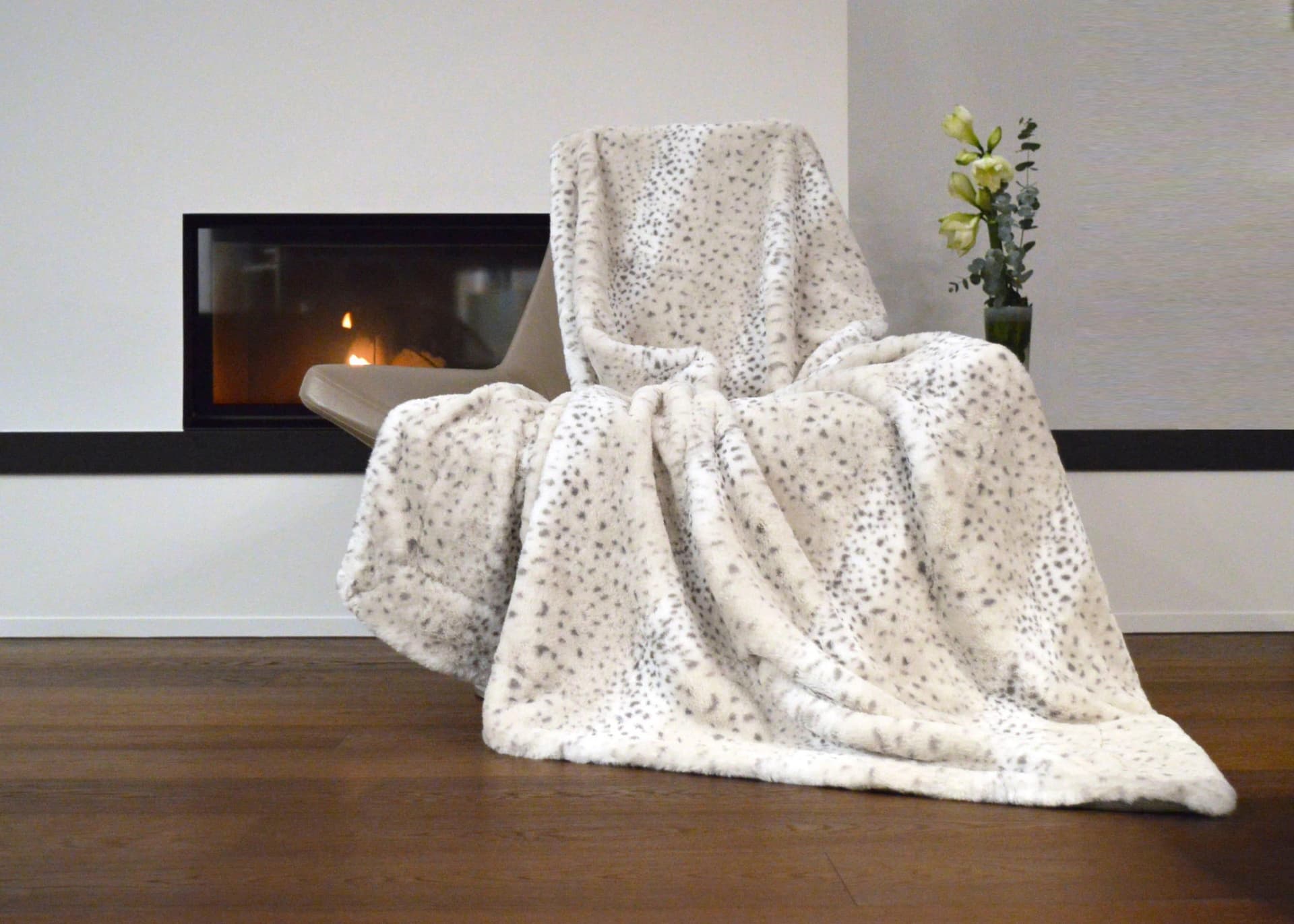 MESANA Wohndecke Schneeleopard Kuscheldecke Fellimitat Weiss
