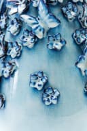 KARE DESIGN Tischvase Butterflies Lightblue 35cm Blau Bild 4