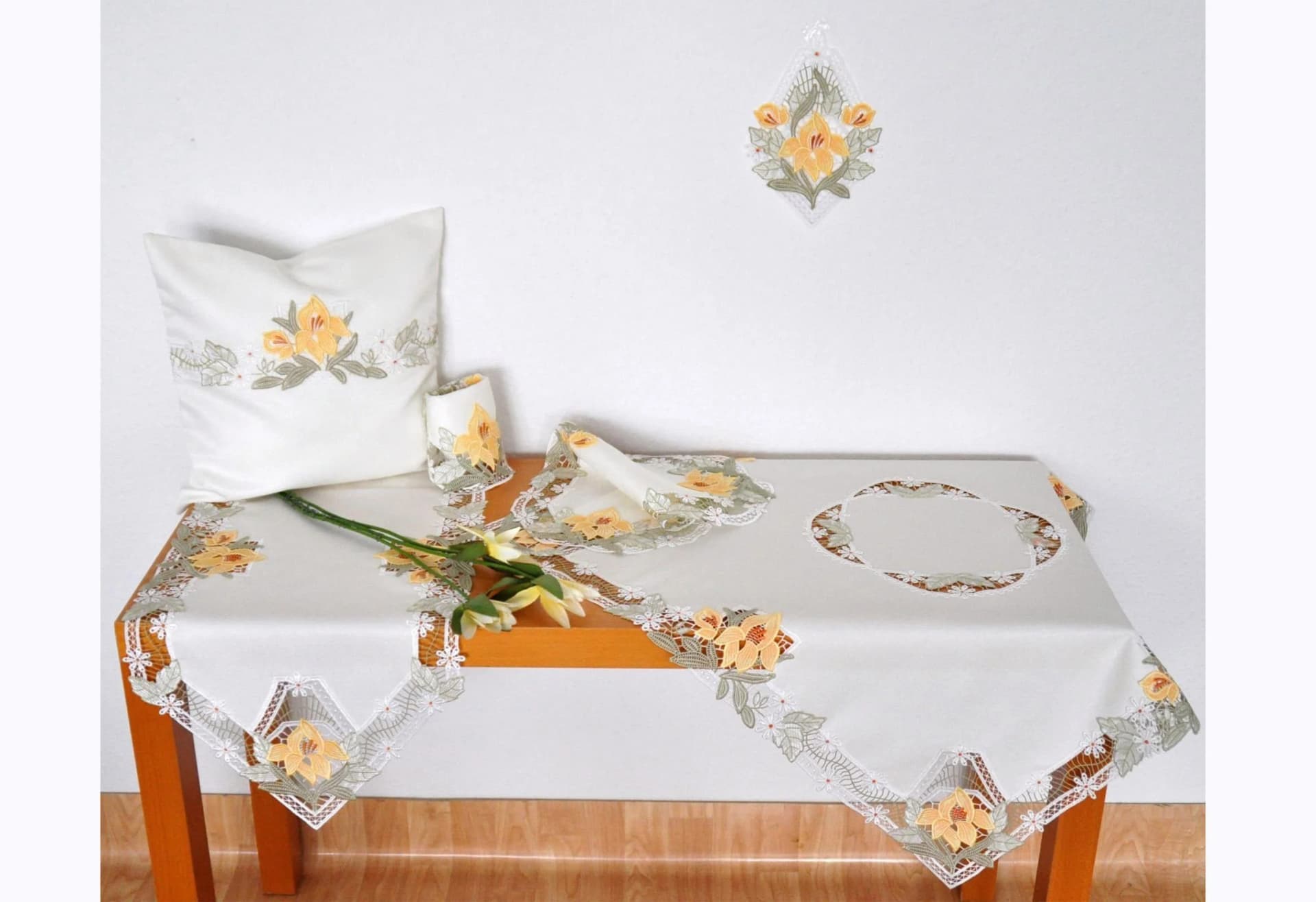 Tischdecke Stickereien Plauen Lilienzeit bunt bestickt