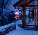 BONETTI Weihnachtsmann auf Schaukel mit 20 bunten LED Bild 3