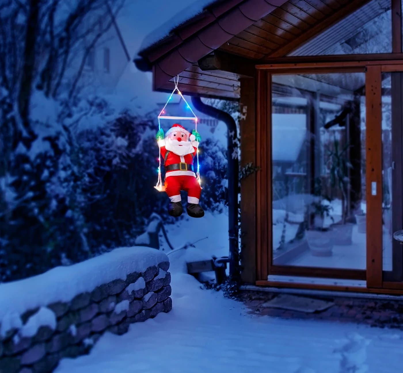 BONETTI Weihnachtsmann auf Schaukel mit 20 bunten LED - Bild 3