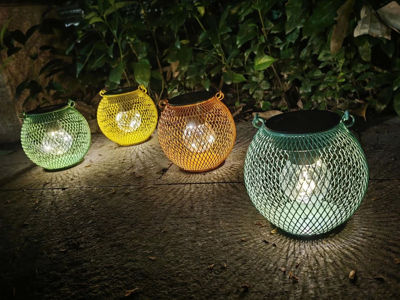 IC Gardenworld LED Solar Kugel-Laterne Metall Mesh-Design Grün