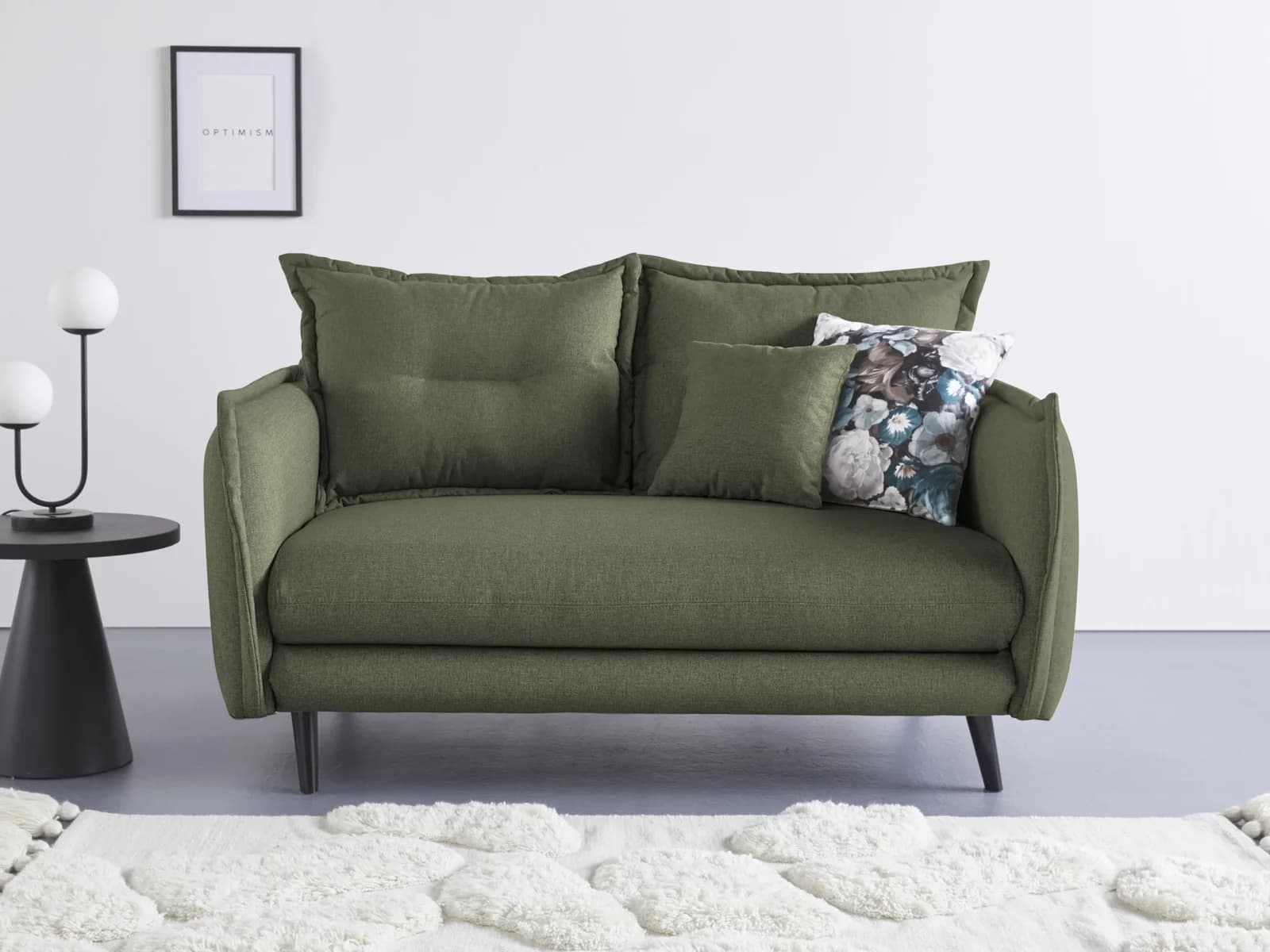 Grünes Sofa im Landhausstil