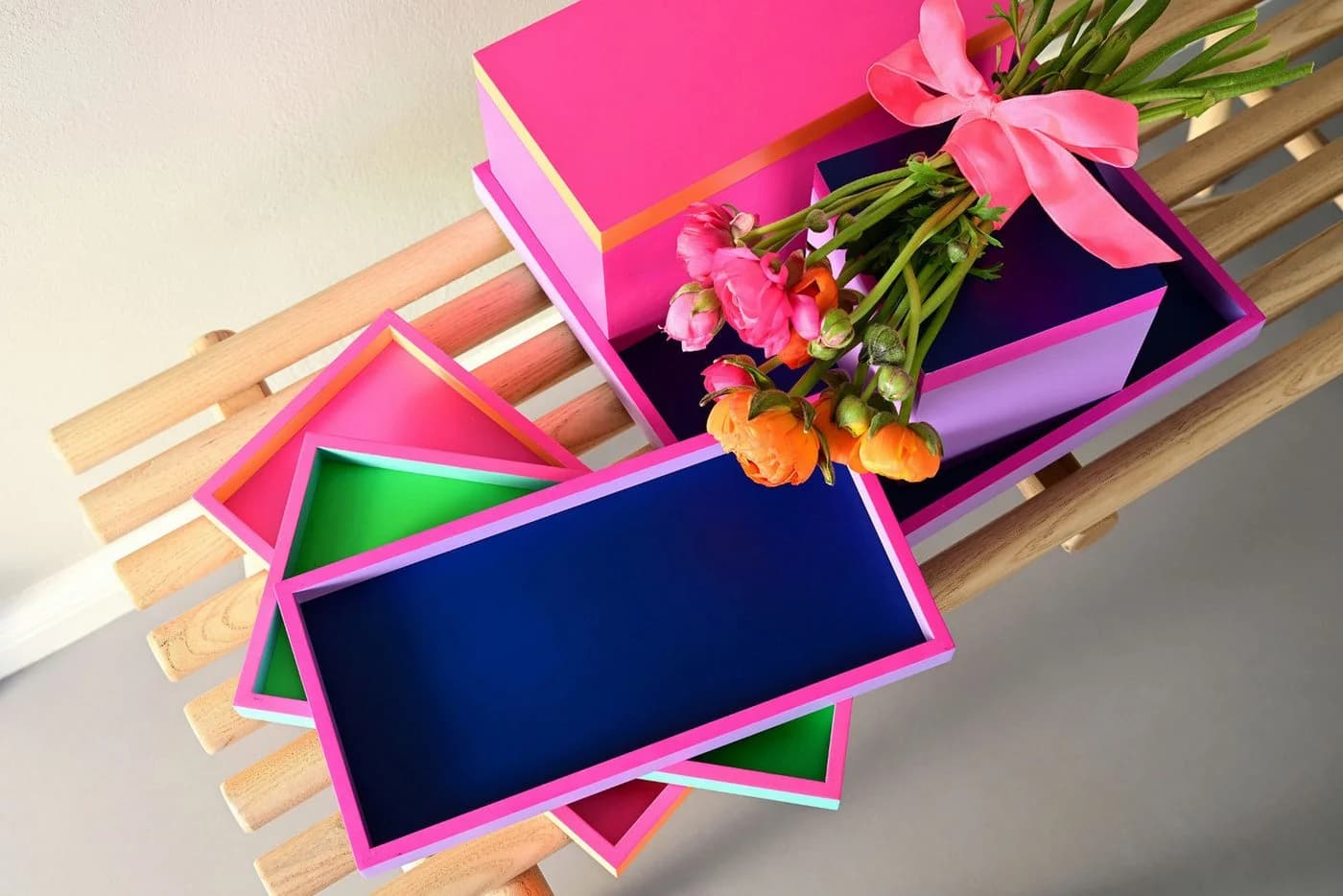 Giftcompany Dekotablett Neo quadratisch 32cm dunkelblau/neon lila