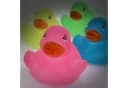 CEPEWA Badespielzeug Badeente 'Glow in the Dark' 4er Set Leuchtende Quietscheenten Bild 3