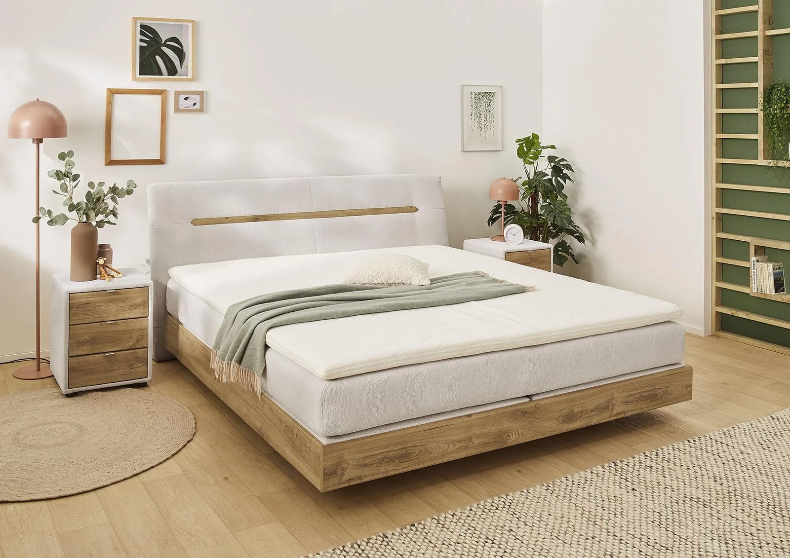 Boxspringbett in grau und beige, schwebender Stil