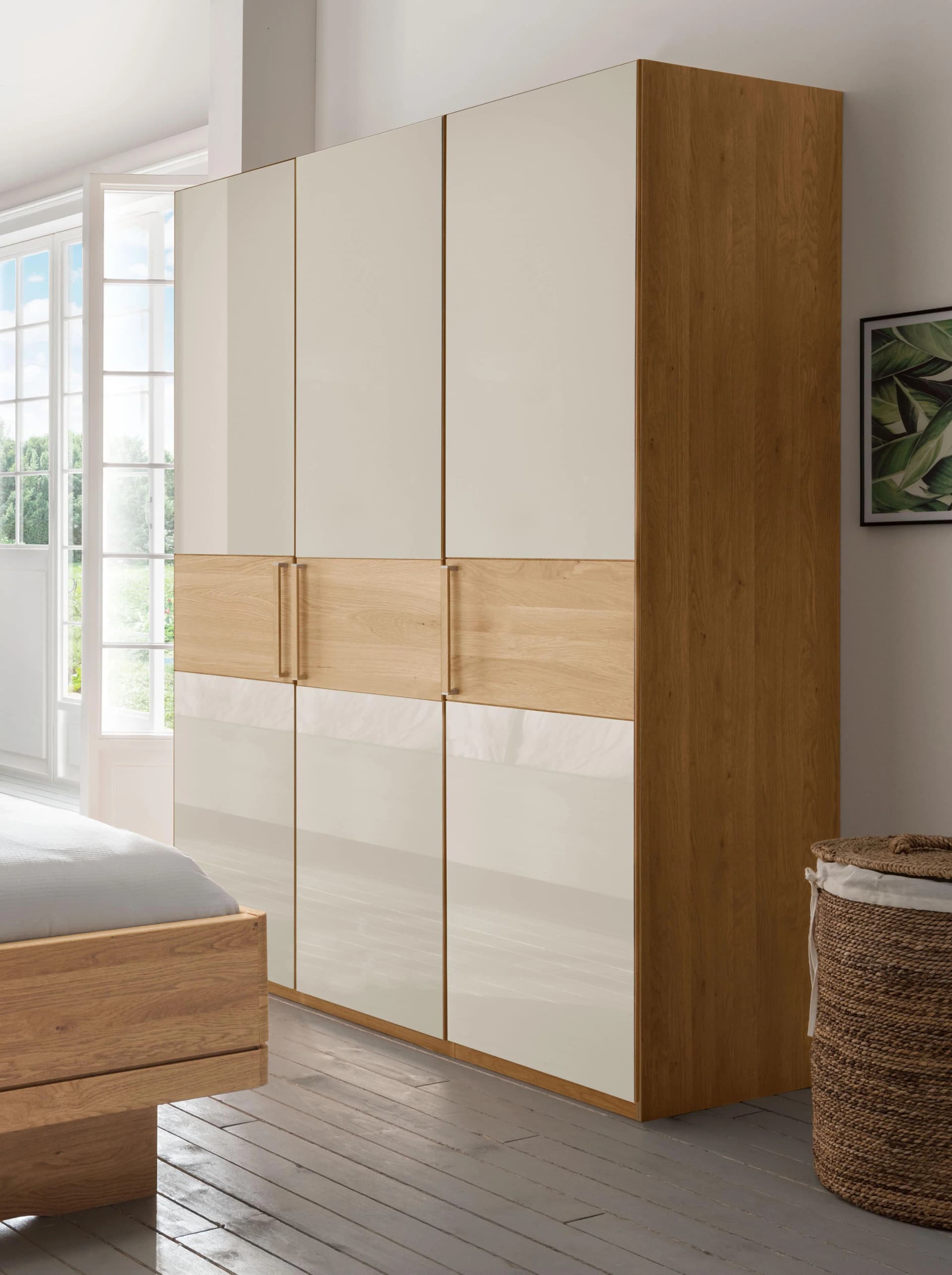 WIEMANN Kleiderschrank Kiruna Eiche teilmassiv mit Champagnerglas