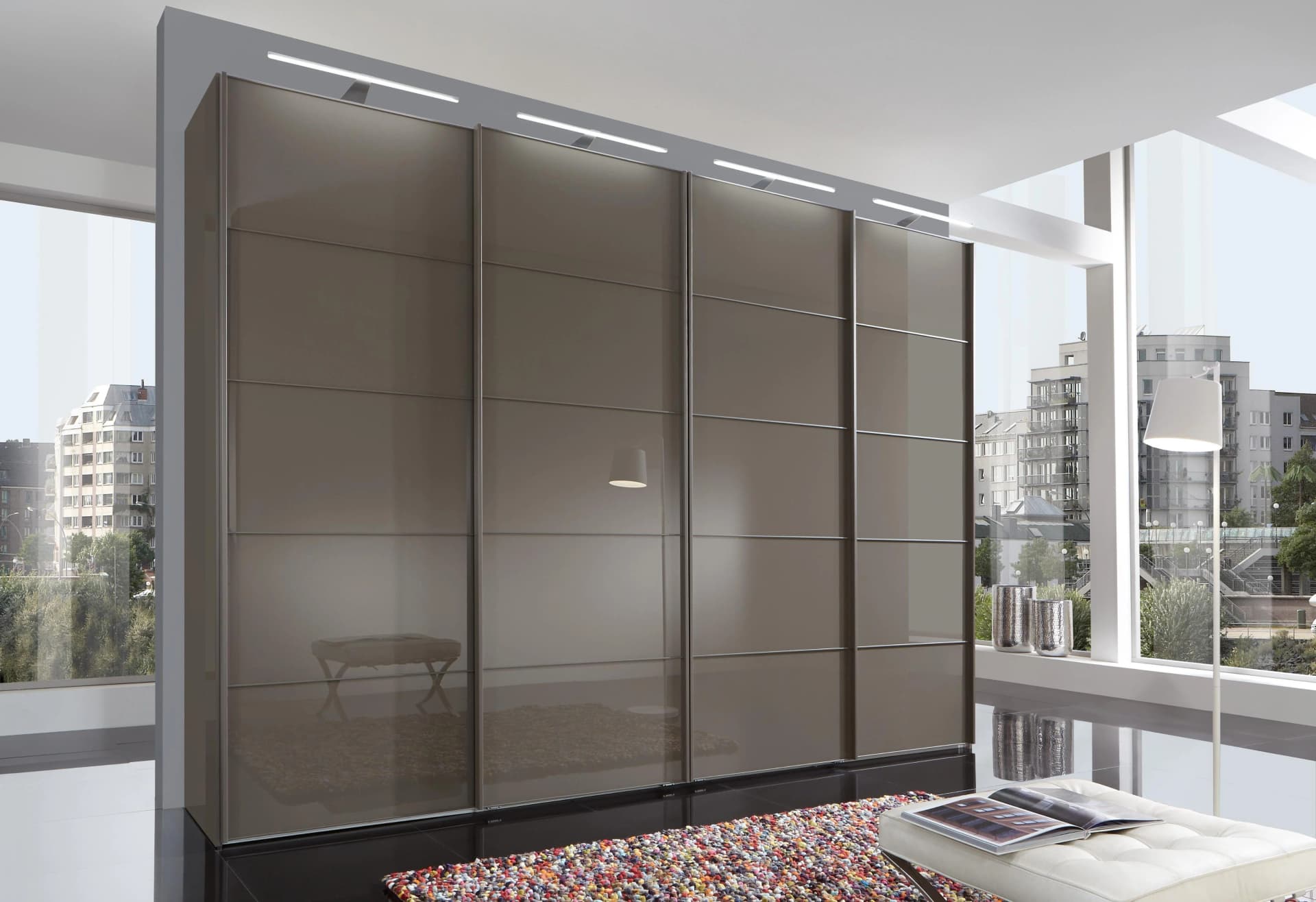 WIEMANN Westside Schwebetürenschrank Grau Havannafarben Glasfront