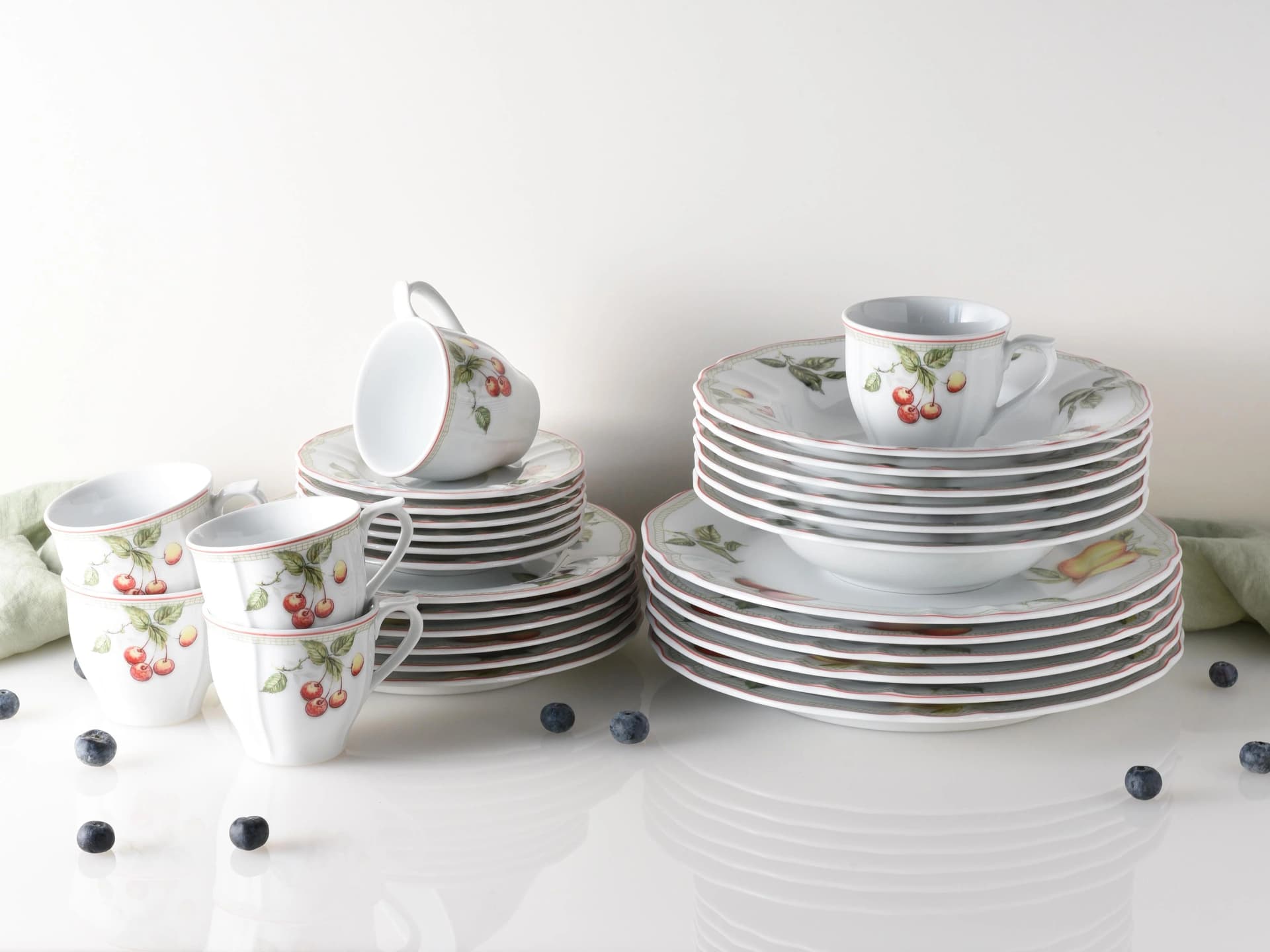 Geschirr-Set im Landhausstil, nostalgisch, weiß und bunt