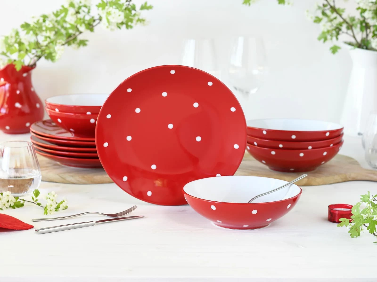 Buntes Tafelservice im Polka Dots Stil